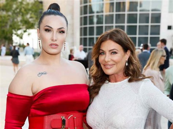 How tall is Kelly LeBrock